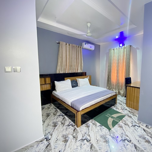 Deluxe room with a double bed, air conditioning and a writing desk